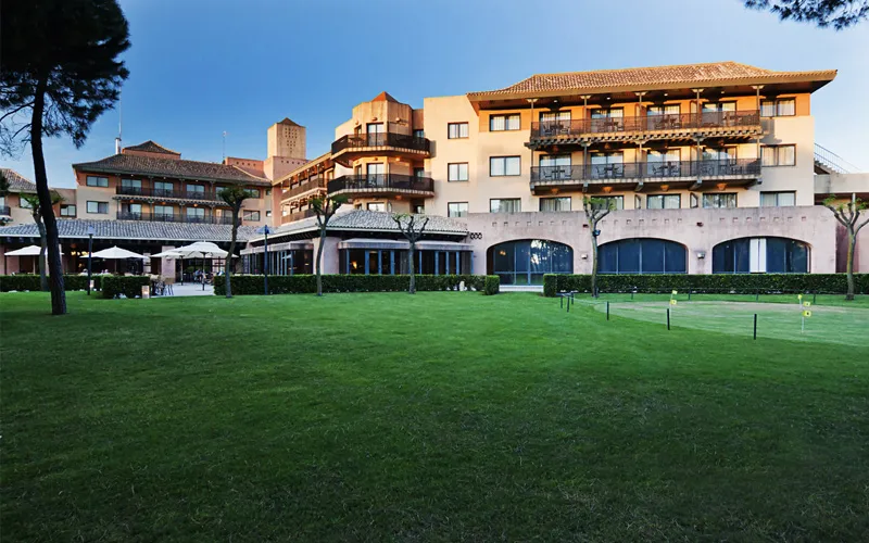 Hotel DoubleTree by Hilton Islantilla met uitzicht over de baan