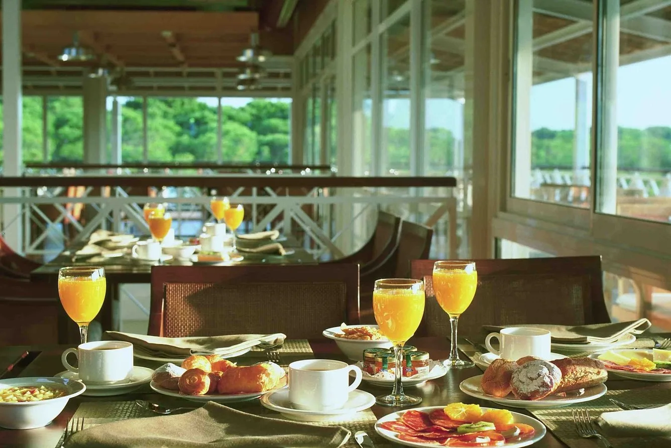 Restaurant van Hotel Nuevo Portil met uitzicht op de baan