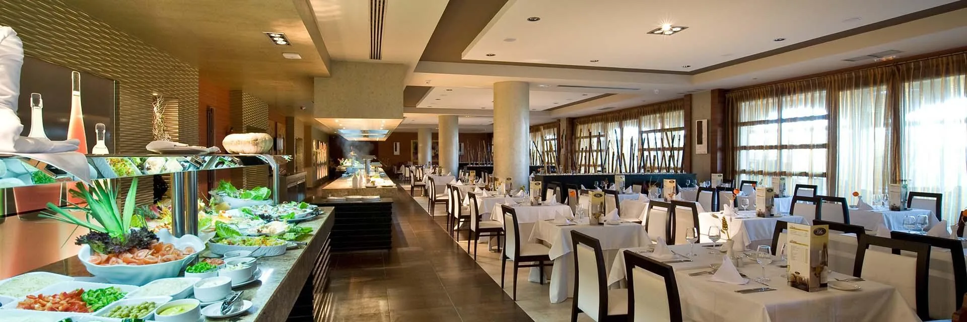 Gades buffetrestaurant met terras over de golfbaan