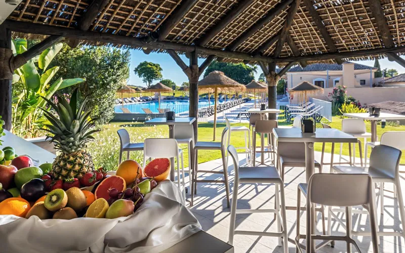 Restaurant El Lagar met terras aan de golfbaan van Montecastillo