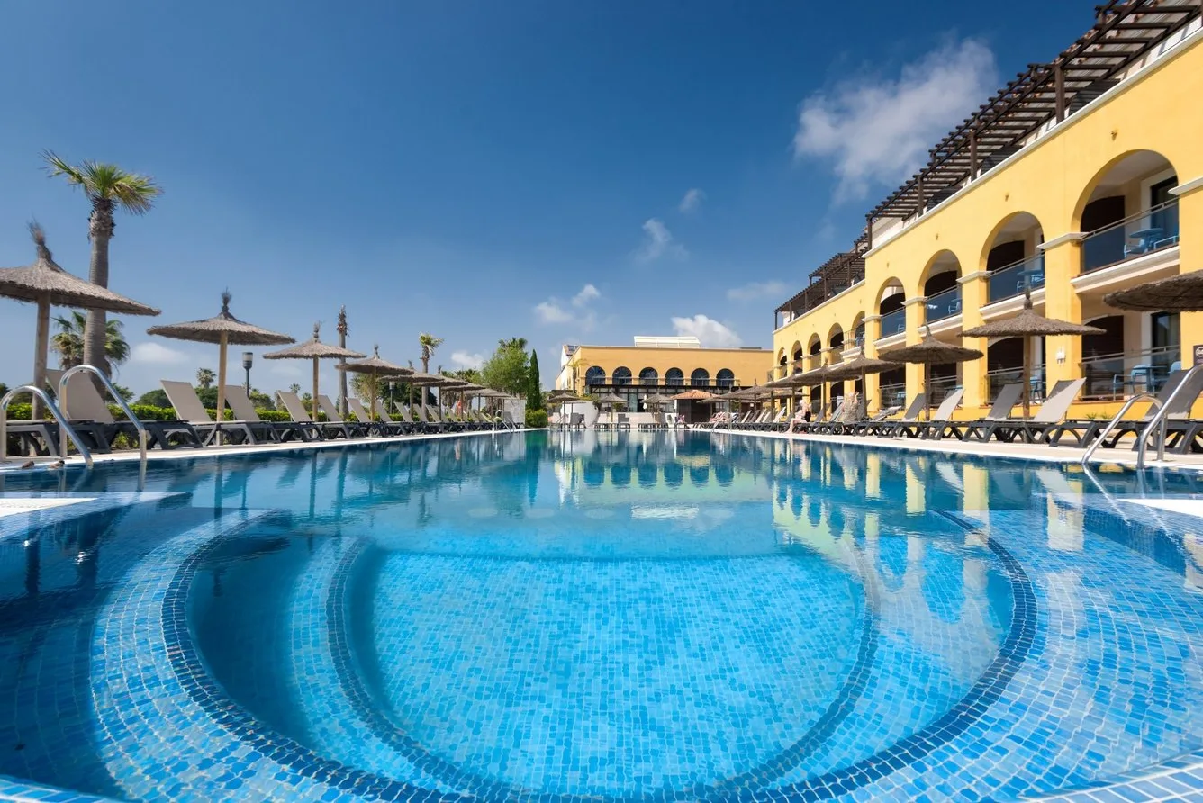 Buitenzwembad van Barcelo Costa Ballena tussen de tuinen